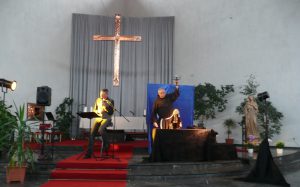 Wolfgang Rosen und der Franziskaner Wolfgang Mauritz, ofm im Juni 2016 in der Franziskuskirche in Stolberg